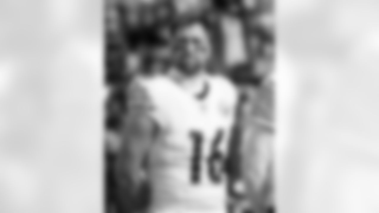 Pittsburgh Steelers wide receiver Adam Thielen (16) prior to a regular season game between the Pittsburgh Steelers and the Baltimore Ravens, Sunday, Dec. 7, 2025 in Baltimore, MD. The Steelers defeated the Ravens 27-22. (Alysa Rubin / Pittsburgh Steelers)