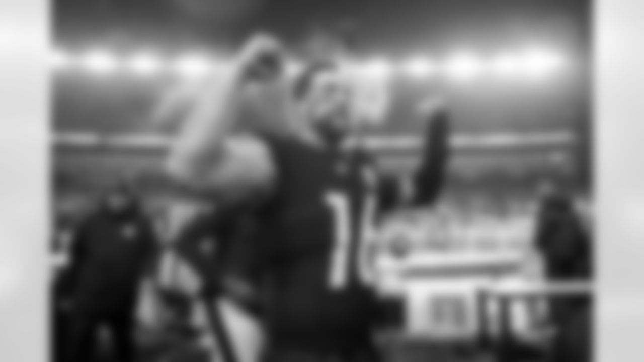 Pittsburgh Steelers wide receiver Adam Thielen (16) celebrates following a regular season game against the Baltimore Ravens, Sunday, Jan. 4, 2026 in Pittsburgh, PA. The Steelers defeated the Ravens 26-24. (Alysa Rubin / Pittsburgh Steelers)