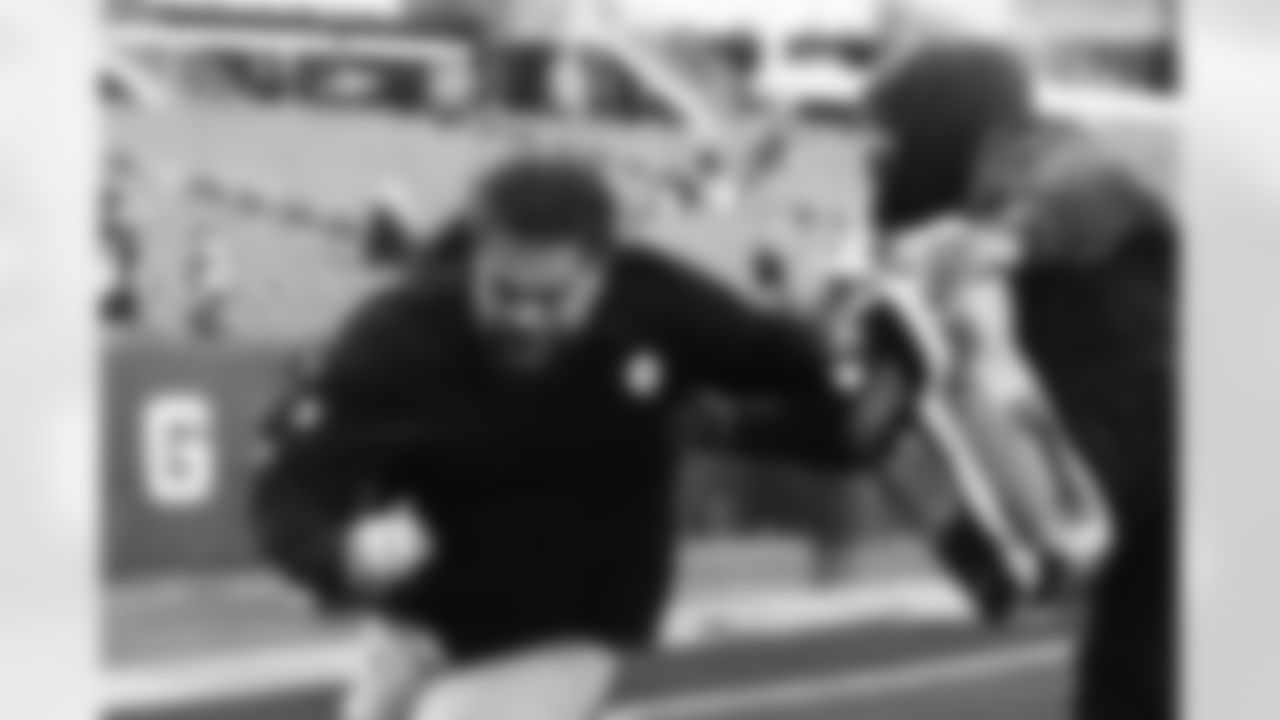 Pittsburgh Steelers offensive lineman Isaac Seumalo (73) during a regular season game between the Pittsburgh Steelers and the Chicago Bears, Sunday, Nov. 23, 2025 in Chicago, IL. (Nick Smith / Pittsburgh Steelers)