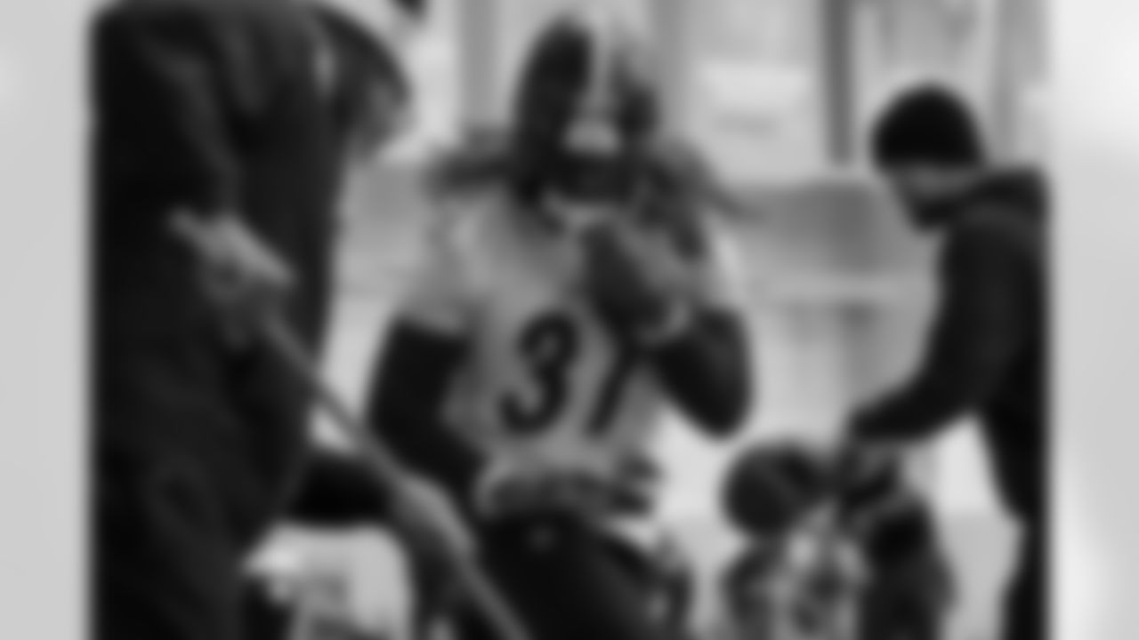 Pittsburgh Steelers running back Trey Sermon (37) during practice at the UPMC Rooney Sports Complex preparing for a Week 14 matchup against the Baltimore Ravens, Thursday, Dec. 4, 2025 in Pittsburgh, PA. (Alysa Rubin / Pittsburgh Steelers)