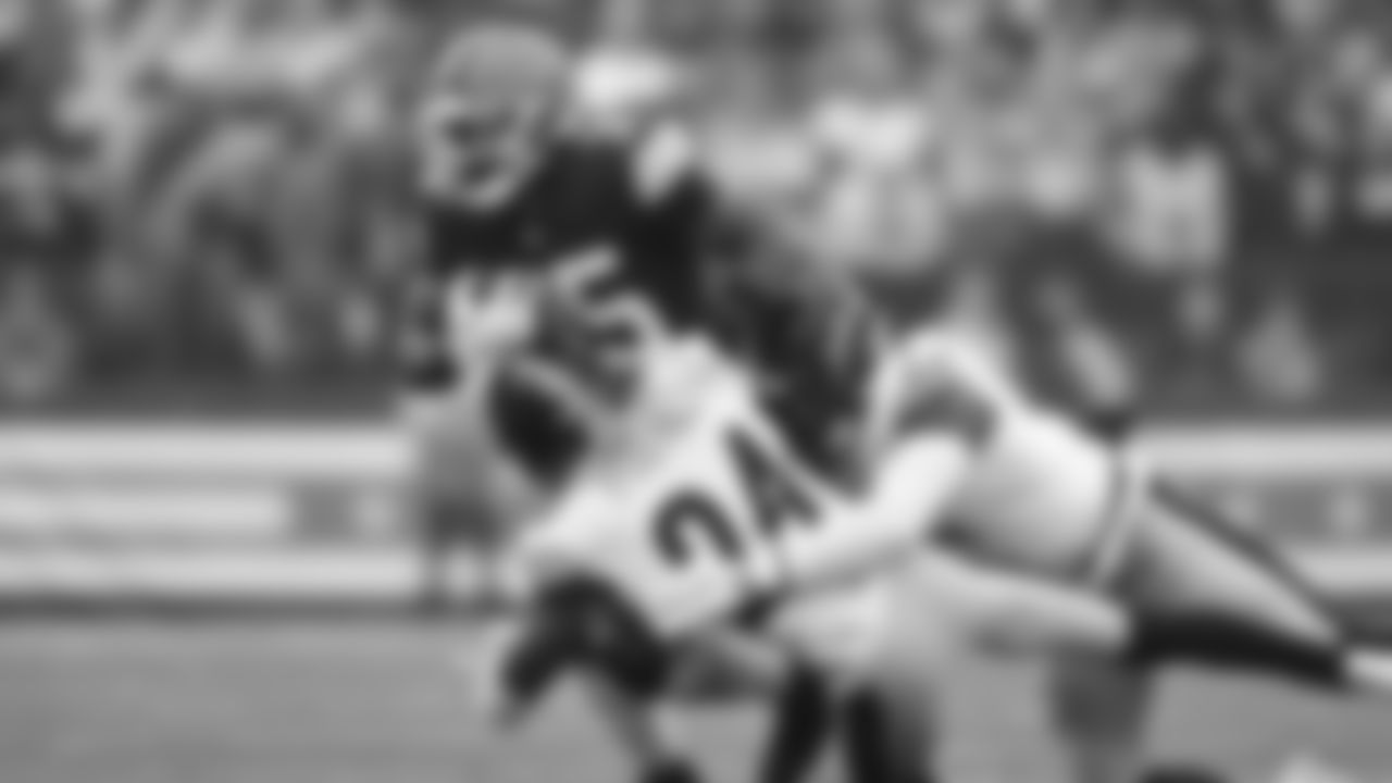 Pittsburgh Steelers cornerback Joey Porter Jr. (24) and Pittsburgh Steelers linebacker Patrick Queen (6) during a regular season game between the Pittsburgh Steelers and the Cleveland Browns, Sunday, Dec. 28, 2025 in Cleveland, OH. (Alysa Rubin / Pittsburgh Steelers)