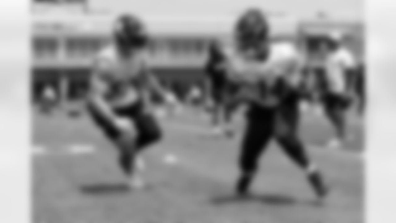 Pittsburgh Steelers linebacker Cole Holcomb (55) and Pittsburgh Steelers running back Kenneth Gainwell (14) practice at the UPMC Rooney Sports Complex during the 2025 minicamp, Thursday June 12, 2025. (Alysa Rubin / Pittsburgh Steelers)