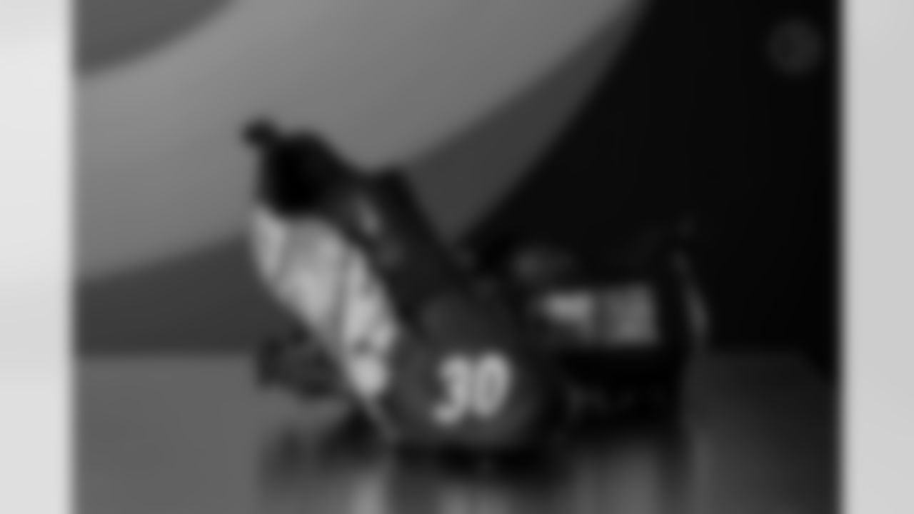 Pittsburgh Steelers running back Jaylen Warren (30) will showcase his custom cleats supporting Cafe Momentum during Week 13. (Alysa Rubin / Pittsburgh Steelers)