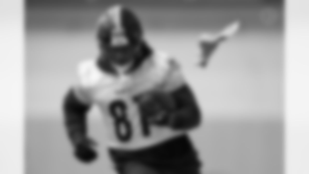 Pittsburgh Steelers tight end Jonnu Smith (81) during practice at the UPMC Rooney Sports Complex preparing for a Week 17 matchup against the Cleveland Browns, Friday, Dec. 26, 2025 in Pittsburgh, PA. (Karl Roser / Pittsburgh Steelers)