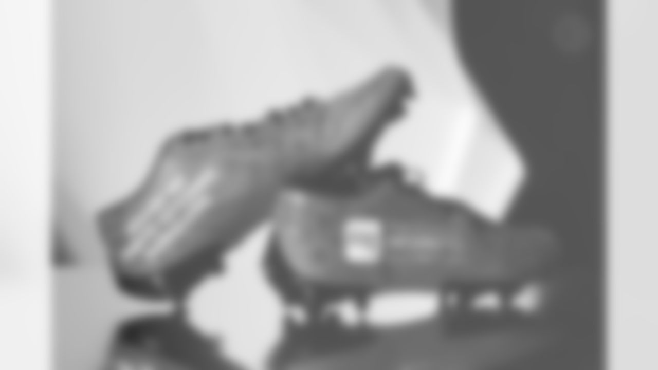 Pittsburgh Steelers defensive tackle Esezi Otomewo (93) will showcase his custom cleats supporting Public Health Informatics Institute during Week 13. (Alysa Rubin / Pittsburgh Steelers)