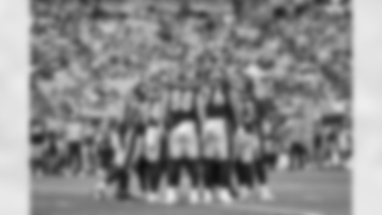 The Pittsburgh Steelers offense huddles during a preseason game against the Carolina Panthers, on Thursday August 21, 2025 in Charlotte, NC. (Karl Roser / Pittsburgh Steelers)