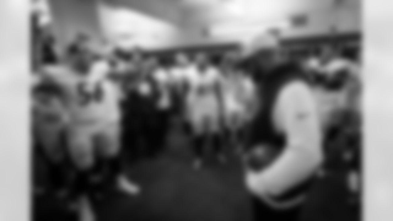 Pittsburgh Steelers head coach Mike Tomlin and the team following a regular season game between the Pittsburgh Steelers and the Detroit Lions, Sunday, Dec. 21, 2025 in Detroit, MI. The Steelers defeated the Lions 29-24. (Karl Roser / Pittsburgh Steelers)