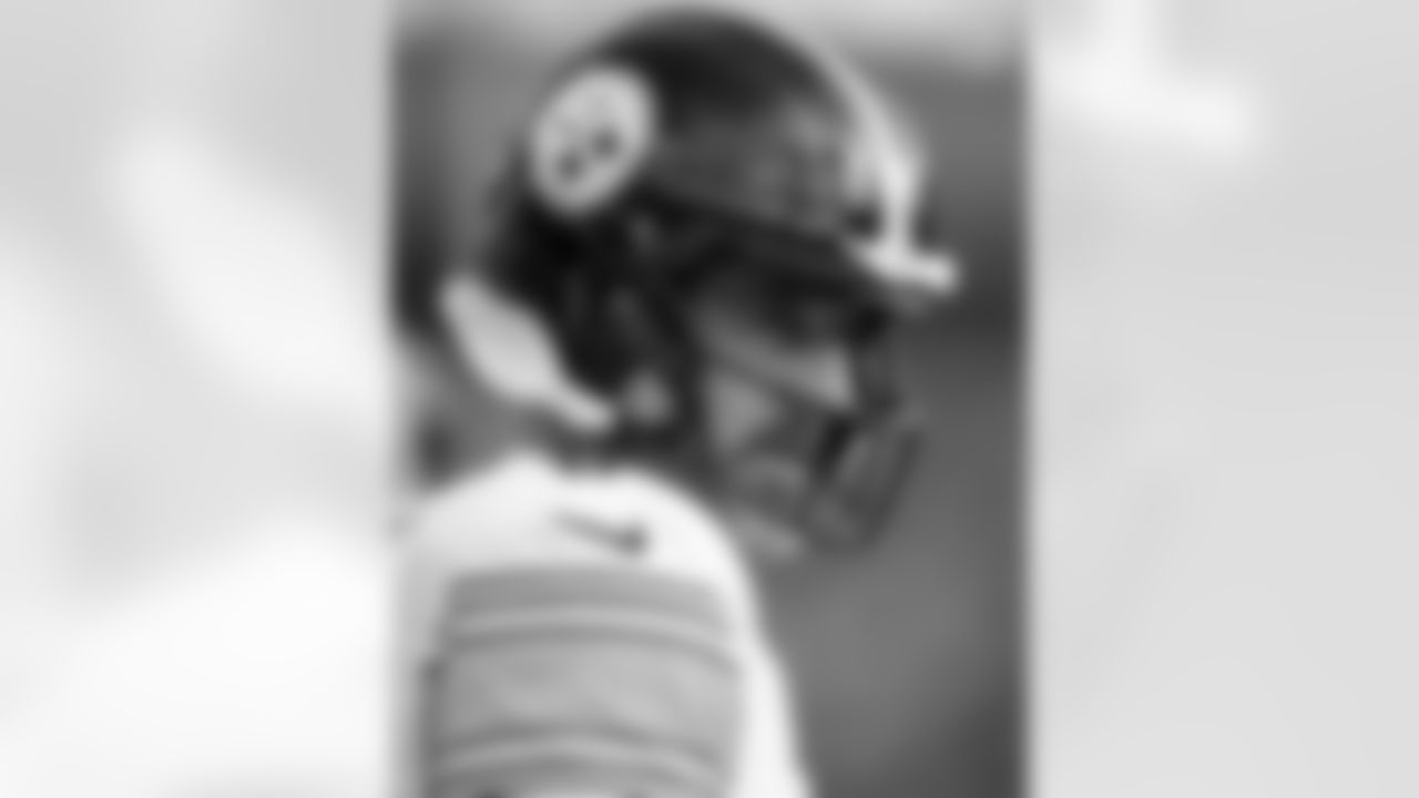 Pittsburgh Steelers quarterback Aaron Rodgers (8) during a regular season game between the Pittsburgh Steelers and the Baltimore Ravens, Sunday, Dec. 7, 2025 in Baltimore, MD. The Steelers defeated the Ravens 27-22. (Karl Roser / Pittsburgh Steelers)