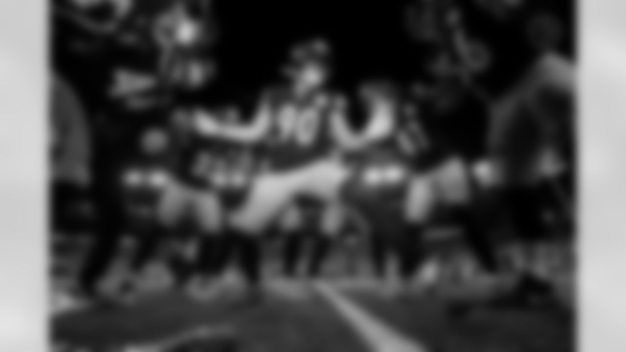 Pittsburgh Steelers linebacker T.J. Watt (90) and the linebackers during a regular season game between the Pittsburgh Steelers and the Cincinnati Bengals, Thursday, Oct. 16, 2025 in Cincinnati, OH. The Bengals beat the Steelers 33-31. (Karl Roser / Pittsburgh Steelers)