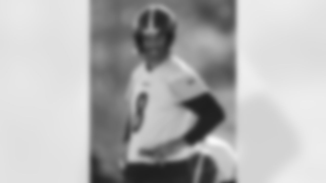 Pittsburgh Steelers quarterback Aaron Rodgers (8) during practice at the UPMC Rooney Sports Complex preparing for a Week 10 matchup against the Los Angeles Chargers, Thursday, Nov. 6, 2025 in Pittsburgh, PA. (Alysa Rubin / Pittsburgh Steelers)