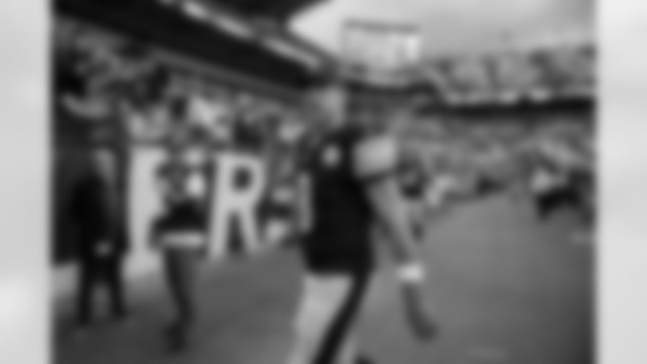 Pittsburgh Steelers quarterback Aaron Rodgers (8) pumps his fist to the crowd following a regular season game against the Indianapolis Colts, Sunday, Nov. 2, 2025 in Pittsburgh, PA. The Steelers defeated the Colts 27-20. (Alysa Rubin / Pittsburgh Steelers)