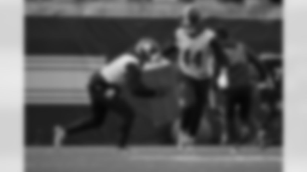 Pittsburgh Steelers linebacker Patrick Queen (6) and Pittsburgh Steelers linebacker Carson Bruener (44) during practice at the UPMC Rooney Sports Complex preparing for a Week 11 matchup against the Cincinnati Bengals, Wednesday, Nov. 12, 2025 in Pittsburgh, PA. (Alysa Rubin / Pittsburgh Steelers)