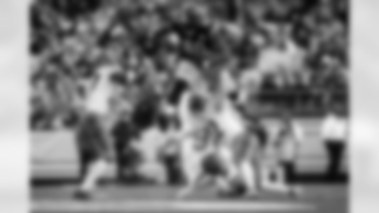 Pittsburgh Steelers tight end Darnell Washington (80) hurdles over a defender during a regular season game against the Cincinnati Bengals, Sunday, Nov. 16, 2025 in Pittsburgh, PA. The Steelers defeated the Bengals 34-12. (Alysa Rubin / Pittsburgh Steelers)