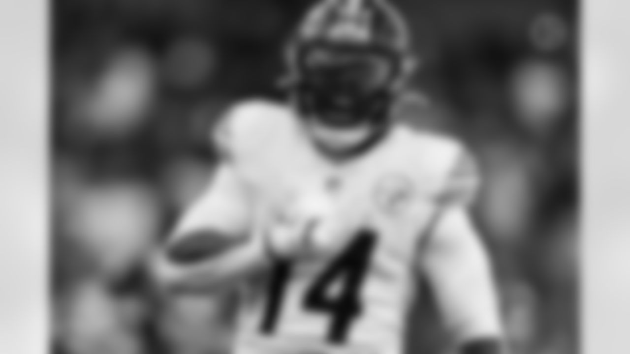 Pittsburgh Steelers running back Kenneth Gainwell (14) during a regular season game between the Pittsburgh Steelers and the Chicago Bears, Sunday, Nov. 23, 2025 in Chicago, IL. (Karl Roser / Pittsburgh Steelers)