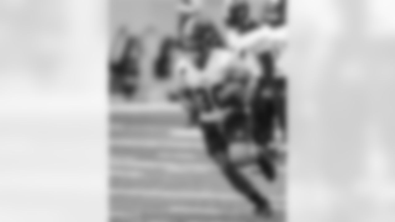 Pittsburgh Steelers running back Jaylen Warren (30) during practice at the UPMC Rooney Sports Complex preparing for a Week 15 matchup against the Miami Dolphins, Friday, Dec. 12, 2025 in Pittsburgh, PA. (Karl Roser / Pittsburgh Steelers)