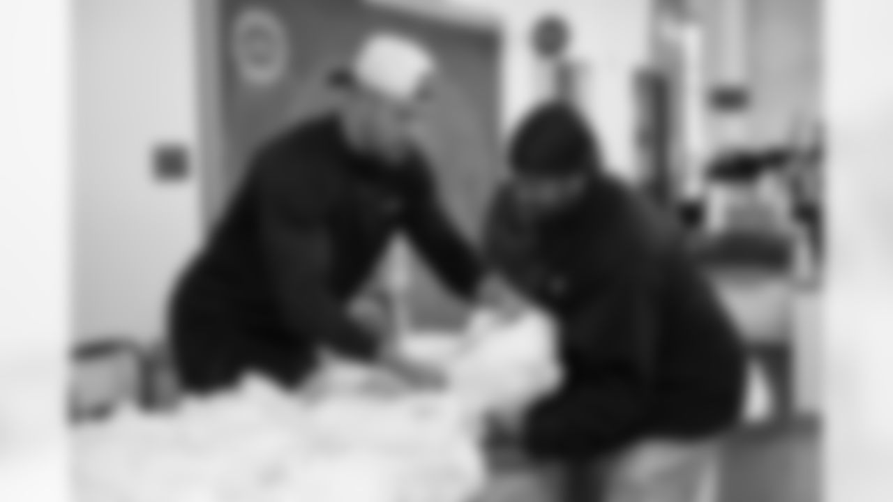 Pittsburgh Steelers defensive tackle Cameron Heyward (97), with the help of his teammates, distributes turkeys and fixings for Thanksgiving meals to members of the community at the Greater Pittsburgh Community Food Bank, Monday, Nov. 17, 2025 in Duquesne, PA. (Alysa Rubin / Pittsburgh Steelers)