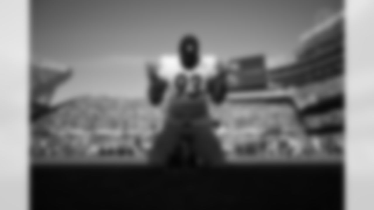 Pittsburgh Steelers defensive tackle Esezi Otomewo (93) during a regular season game between the Pittsburgh Steelers and the Chicago Bears, Sunday, Nov. 23, 2025 in Chicago, IL. (Alysa Rubin / Pittsburgh Steelers)