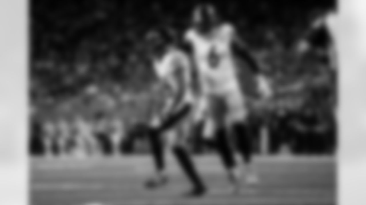 Pittsburgh Steelers cornerback Brandin Echols (26) and Pittsburgh Steelers linebacker Patrick Queen (6) during a regular season game between the Pittsburgh Steelers and the Detroit Lions, Sunday, Dec. 21, 2025 in Detroit, MI. The Steelers defeated the Lions 29-24. (Alysa Rubin / Pittsburgh Steelers)