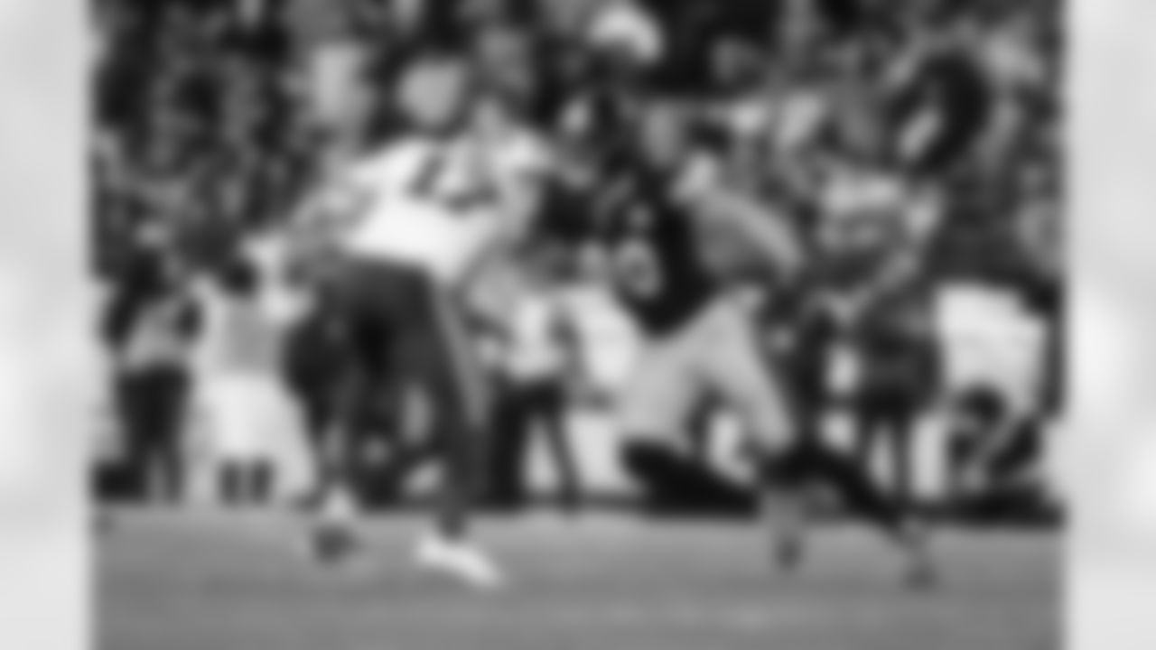 Pittsburgh Steelers linebacker T.J. Watt (90) during a regular season game between the Pittsburgh Steelers and the Buffalo Bills, Sunday, Nov. 30, 2025 in Pittsburgh, PA.  (Arron Anastasia / Pittsburgh Steelers)