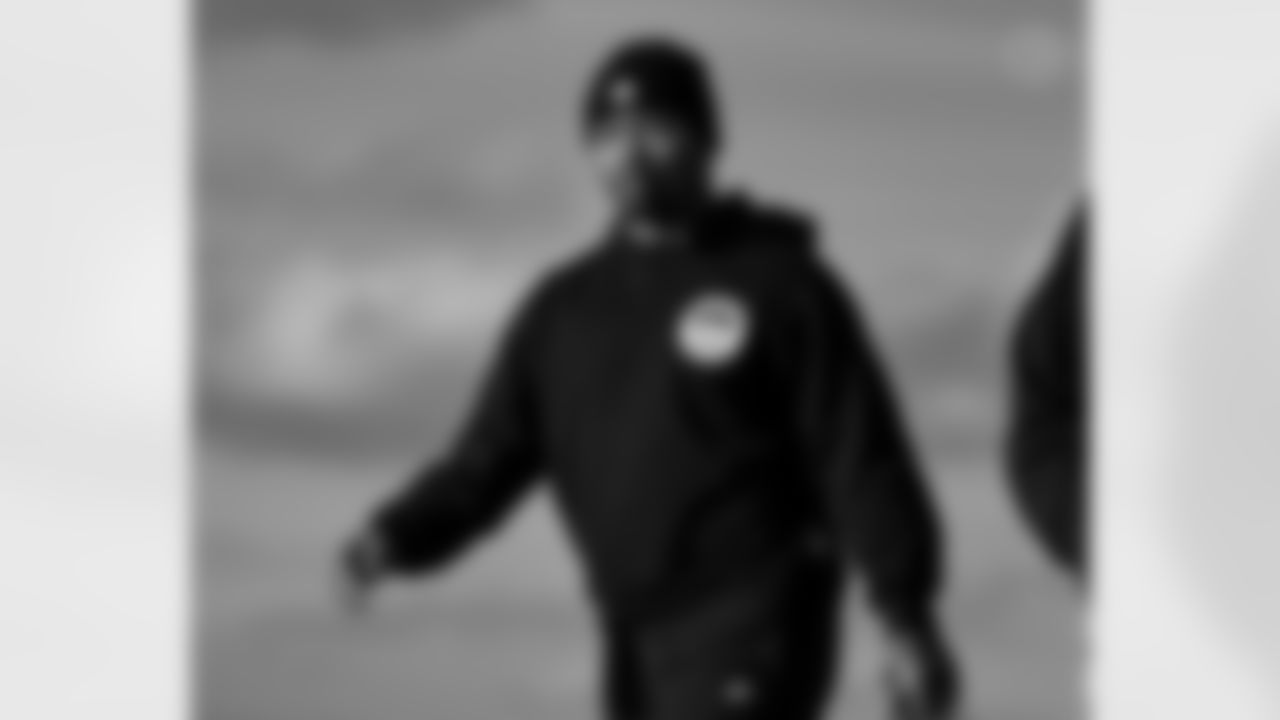 Pittsburgh Steelers running back Kenneth Gainwell (14) travels to Chicago on Saturday, Nov. 22, 2025 for the Week 12 regular season matchup against the Chicago Bears. (Alysa Rubin / Pittsburgh Steelers)