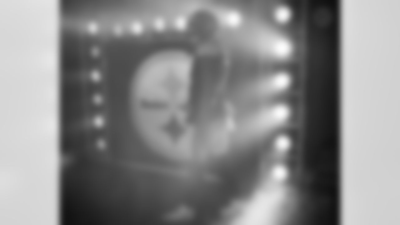 Pittsburgh Steelers offensive tackle Broderick Jones (77) prior to a regular season game between the Pittsburgh Steelers and the Cincinnati Bengals, Sunday, Nov. 16, 2025 in Pittsburgh, PA. The Steelers defeated the Bengals 34-12. (Alysa Rubin / Pittsburgh Steelers)