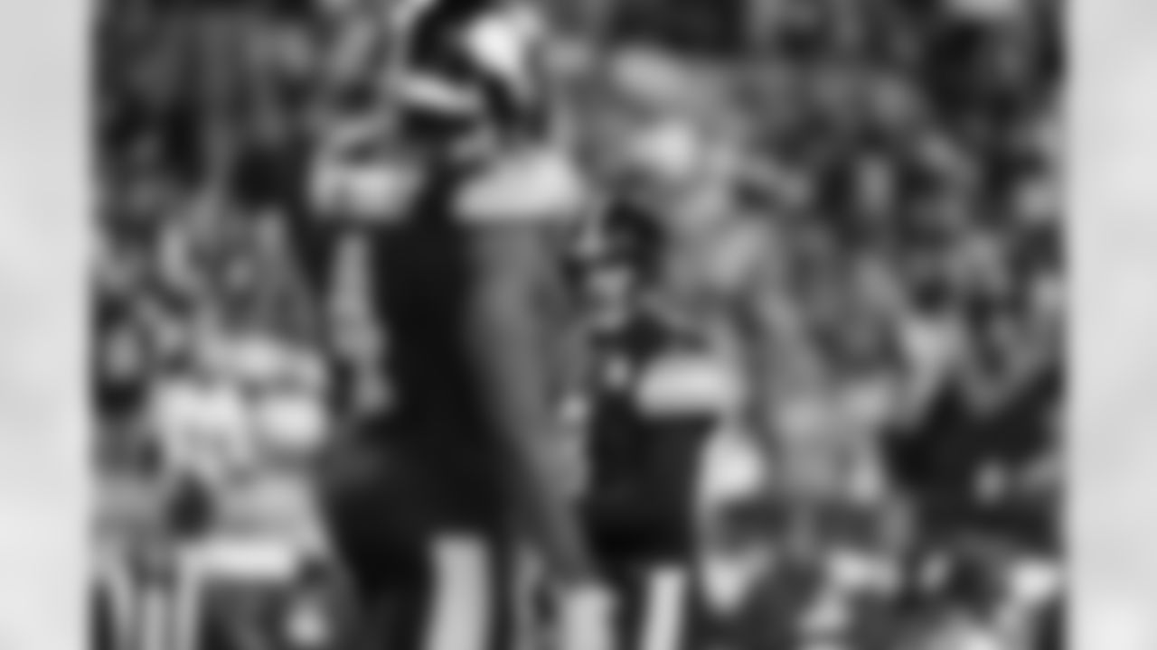 Pittsburgh Steelers quarterback Aaron Rodgers (8) during a regular season game between the Pittsburgh Steelers and the Miami Dolphins, Monday, Dec. 15, 2025 in Pittsburgh, PA. (Alysa Rubin / Pittsburgh Steelers)