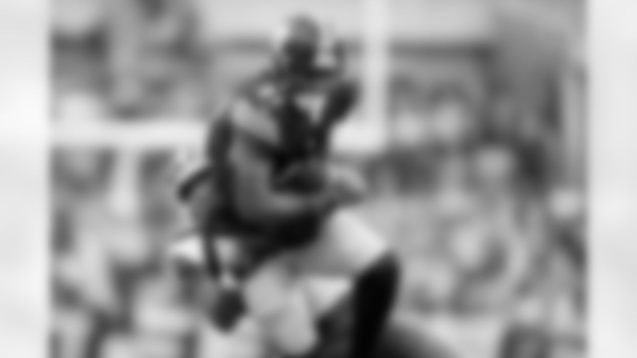 Pittsburgh Steelers tight end Jonnu Smith (81) runs the ball during a regular season game between the Pittsburgh Steelers and the Cleveland Browns, Sunday, Oct. 12, 2025 in Pittsburgh, PA. The Steelers defeated the Browns 23-9. (Karl Roser / Pittsburgh Steelers)