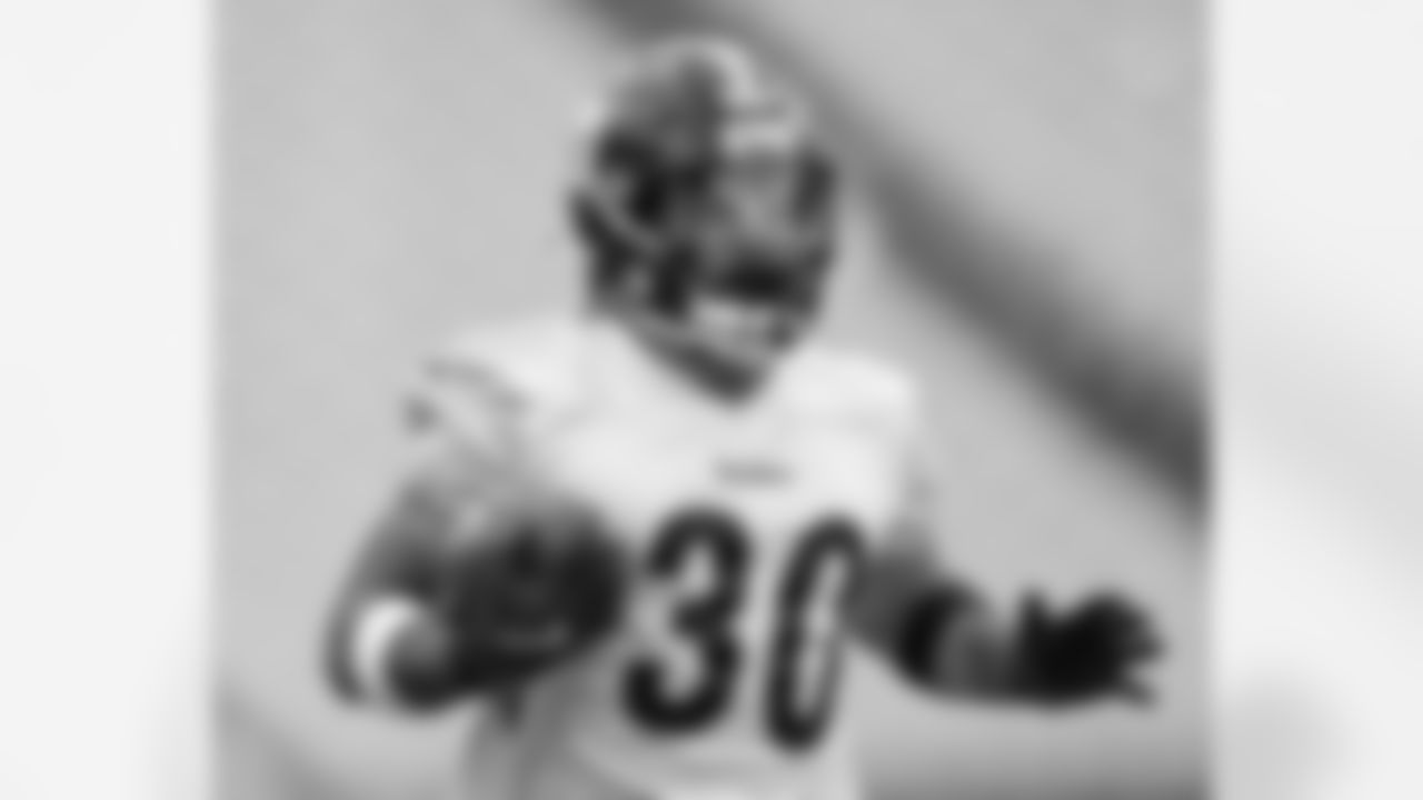 Pittsburgh Steelers running back Jaylen Warren (30) during practice at Acrisure Stadium preparing for a Week 18 matchup against the Baltimore Ravens, Friday, Jan. 2, 2026 in Pittsburgh, PA. (Alysa Rubin / Pittsburgh Steelers)