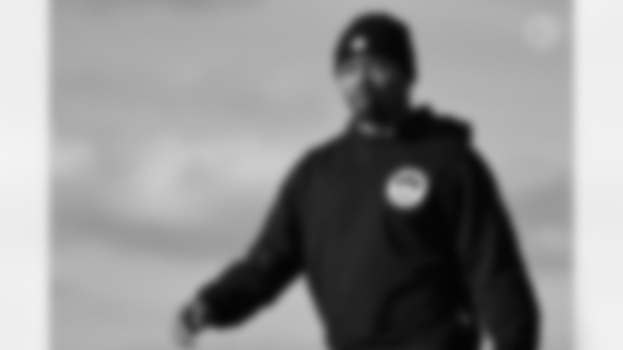 Pittsburgh Steelers running back Kenneth Gainwell (14) travels to Chicago on Saturday, Nov. 22, 2025 for the Week 12 regular season matchup against the Chicago Bears. (Alysa Rubin / Pittsburgh Steelers)