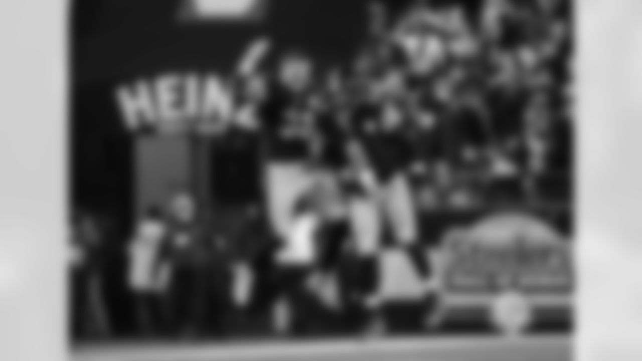 Pittsburgh Steelers quarterback Aaron Rodgers (8) and Pittsburgh Steelers linebacker Jack Sawyer (33) during a regular season game between the Pittsburgh Steelers and the Baltimore Ravens, Sunday, Jan. 4, 2026 in Pittsburgh, PA. The Steelers defeated the Ravens 26-24. (Taylor Ollason / Pittsburgh Steelers)