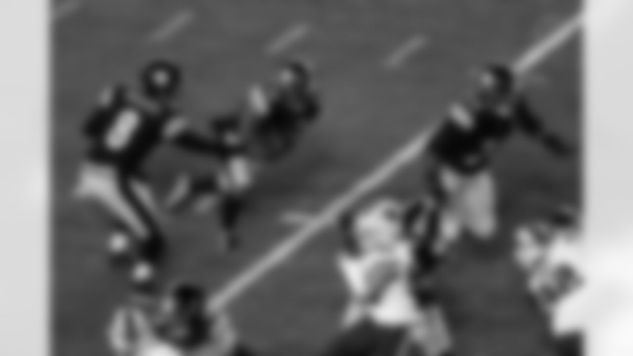 Pittsburgh Steelers quarterback Aaron Rodgers (8) and Pittsburgh Steelers running back Jaylen Warren (30) Pittsburgh Steelers offensive lineman Spencer Anderson (74) during a regular season game between the Pittsburgh Steelers and the Buffalo Bills, Sunday, Nov. 30, 2025 in Pittsburgh, PA.  (Taylor Ollason / Pittsburgh Steelers)