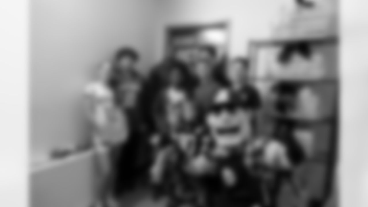 Pittsburgh Steelers safety DeShon Elliott (25) opened a food pantry at a local school to support students and their families and delivered food boxes to community members on Tuesday, Nov. 25, 2025 in Pittsburgh, PA. (Caleb LaBelle / Pittsburgh Steelers)