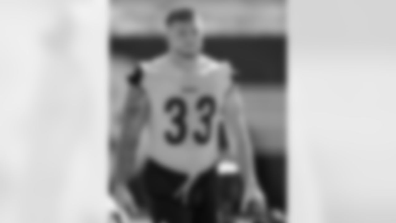 Pittsburgh Steelers linebacker Jack Sawyer (33) participates in the Steelers rookie minicamp at the UPMC Rooney Sports Complex, Saturday, May 10, 2025 in Pittsburgh, PA. (Karl Roser / Pittsburgh Steelers)