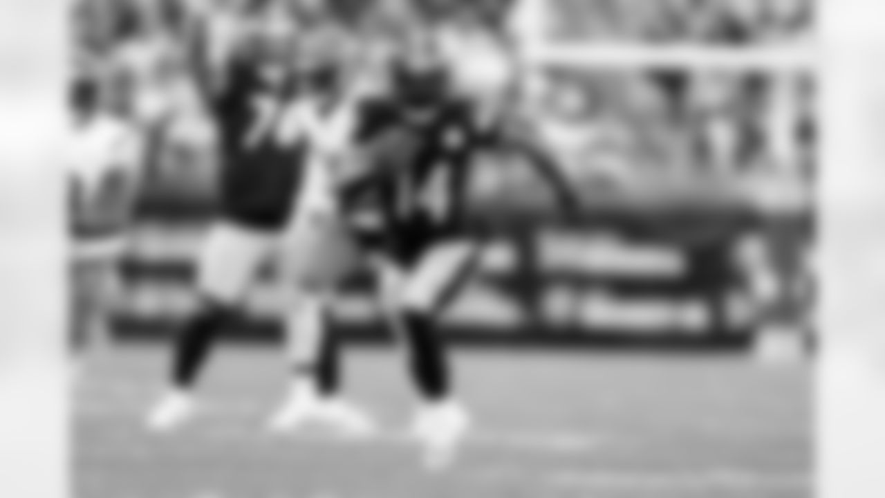 Pittsburgh Steelers running back Kenneth Gainwell (14) during a regular season game between the Pittsburgh Steelers and the Cincinnati Bengals, Sunday, Nov. 16, 2025 in Pittsburgh, PA. (Karl Roser / Pittsburgh Steelers)