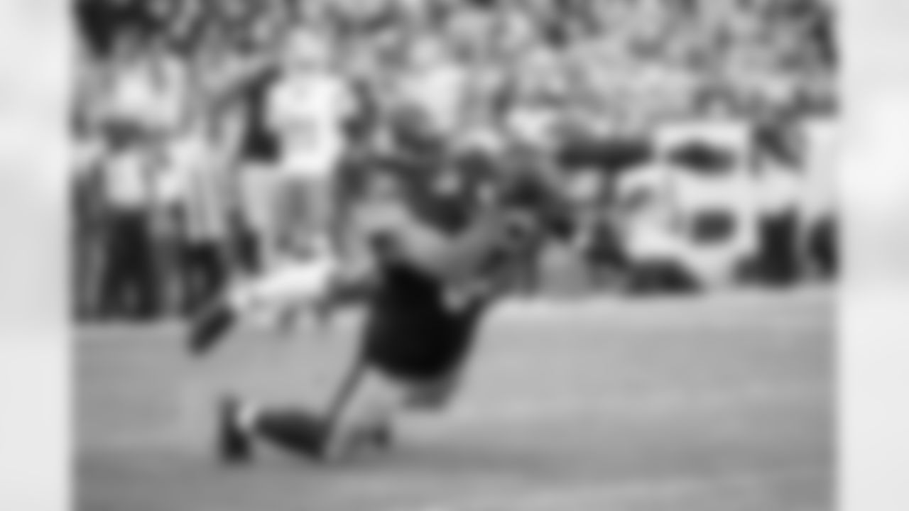 Pittsburgh Steelers tight end/fullback Connor Heyward (83) catches a pass for a touchdown during a regular season game between the Pittsburgh Steelers and the Cleveland Browns, Sunday, Oct. 12, 2025 in Pittsburgh, PA. The Steelers defeated the Browns 23-9. (Karl Roser / Pittsburgh Steelers)