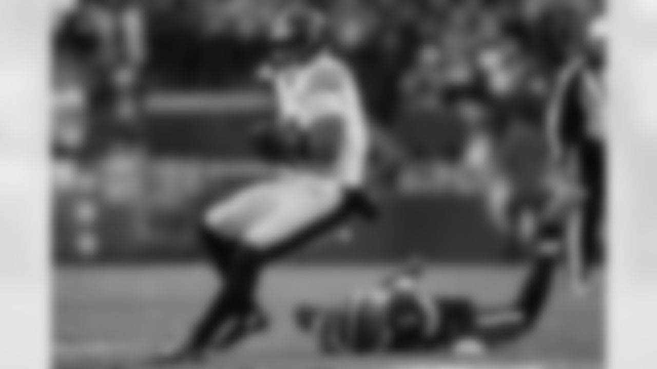 Pittsburgh Steelers tight end Jonnu Smith (81) runs the ball during a regular season game against the Cleveland Browns, Sunday, Dec. 28, 2025 in Cleveland, OH. The Browns beat the Steelers 13-6. (Alysa Rubin / Pittsburgh Steelers)