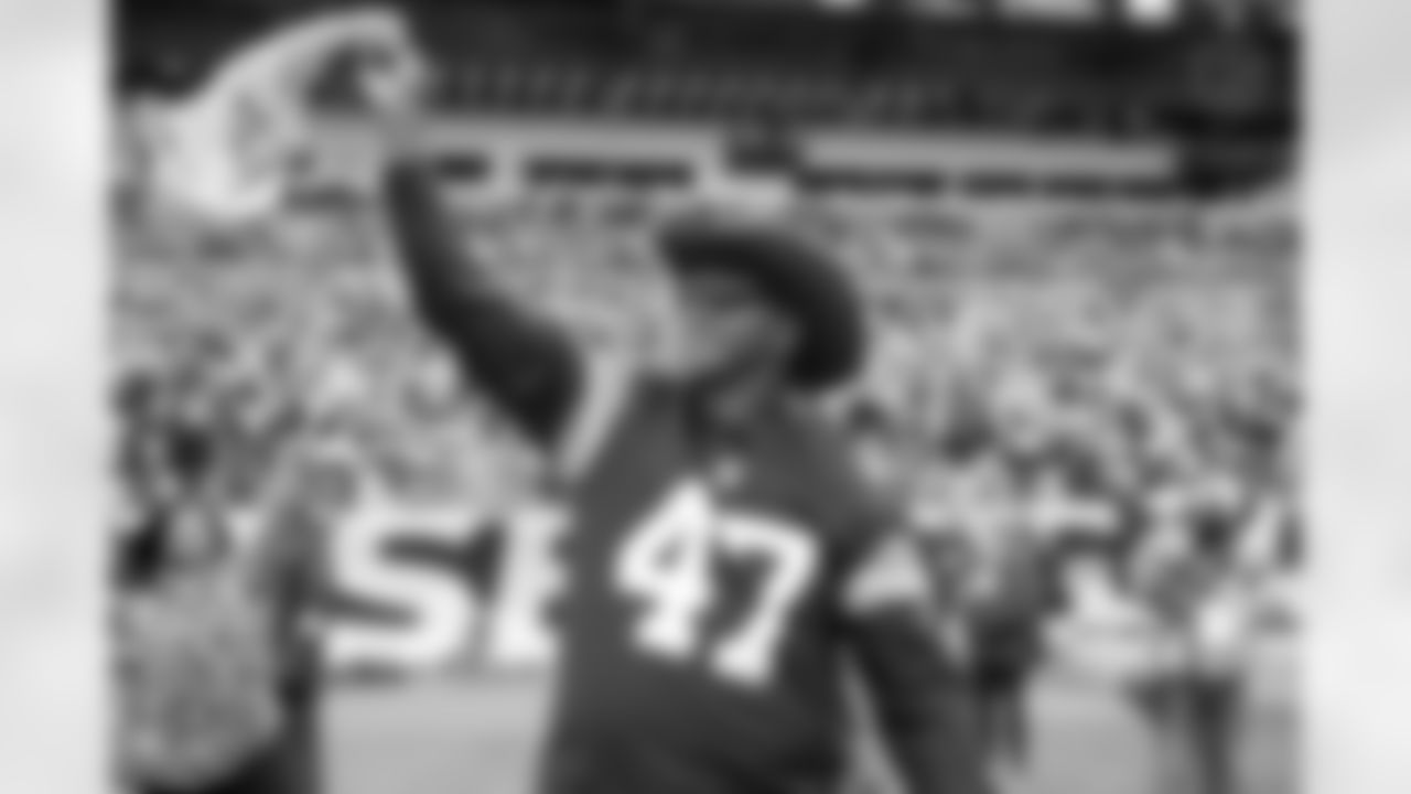 Mel Blount led the Terrible Towel Twirl for the Steelers game against the New Orleans Saints in 2022