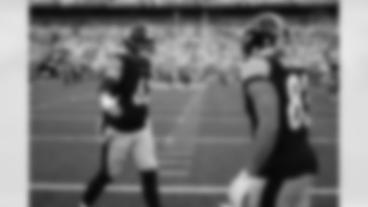 Pittsburgh Steelers center Ryan McCollum (62) and Pittsburgh Steelers tight end/fullback Connor Heyward (83) during a regular season game between the Pittsburgh Steelers and the Cincinnati Bengals, Sunday, Nov. 16, 2025 in Pittsburgh, PA. (Harrison Barden / Pittsburgh Steelers)