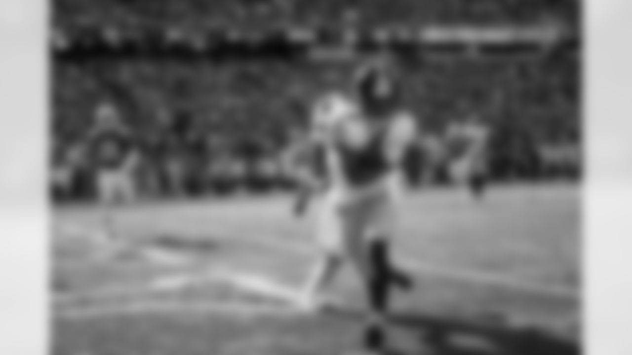 Pittsburgh Steelers wide receiver Calvin Austin III (19) caches a pass for a touchdown during a regular season game against the New England Patriots, Sunday, Sept. 21, 2025 in Foxborough, MA. The Steelers defeated the Patriots 21-14. (Alysa Rubin / Pittsburgh Steelers)