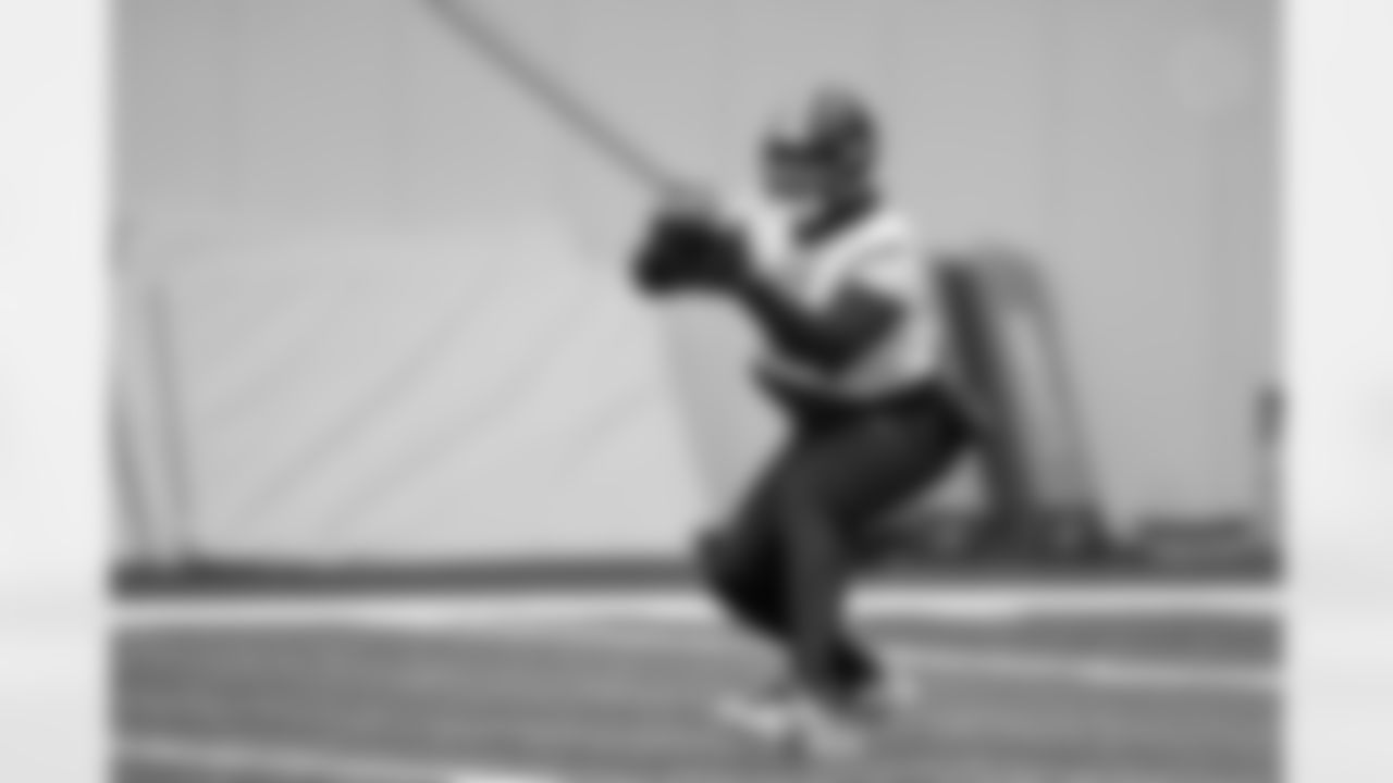 Pittsburgh Steelers tight end Jonnu Smith (81) during practice at the UPMC Rooney Sports Complex preparing for a Week 15 matchup against the Miami Dolphins, Friday, Dec. 12, 2025 in Pittsburgh, PA. (Karl Roser / Pittsburgh Steelers)