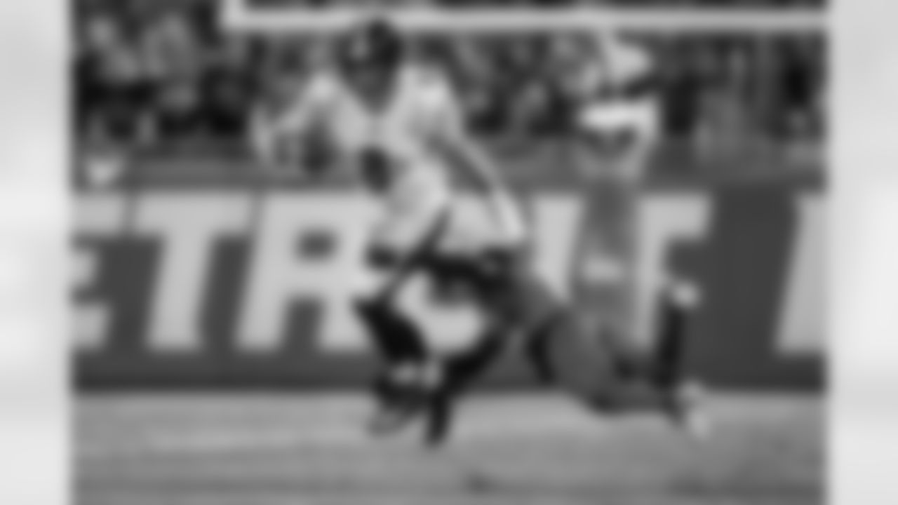 Pittsburgh Steelers quarterback Aaron Rodgers (8) runs the ball during a regular season game against the Detroit Lions, Sunday, Dec. 21, 2025 in Detroit, MI. The Steelers defeated the Lions 29-24. (Alysa Rubin / Pittsburgh Steelers)