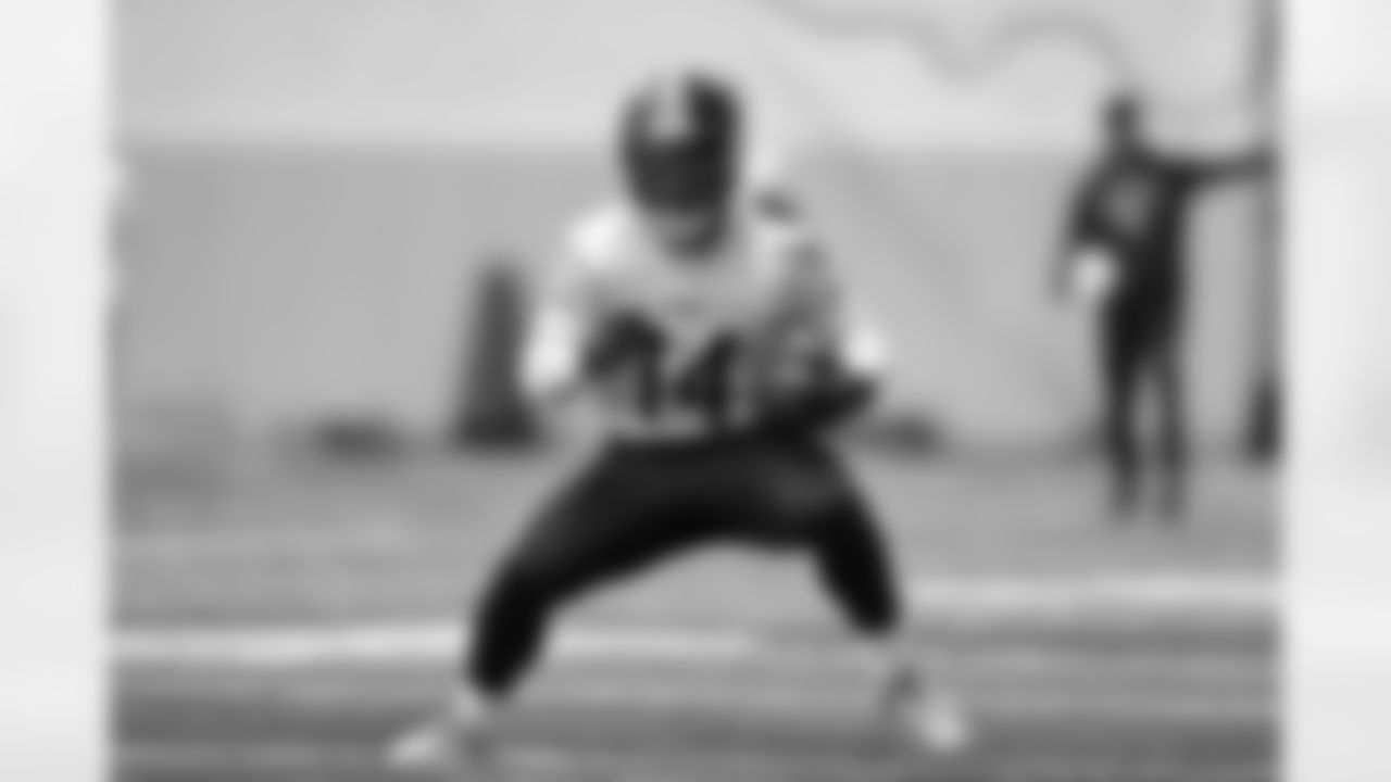 Pittsburgh Steelers running back Kenneth Gainwell (14) during practice at the UPMC Rooney Sports Complex preparing for a Week 17 matchup against the Cleveland Browns, Friday, Dec. 26, 2025 in Pittsburgh, PA. (Karl Roser / Pittsburgh Steelers)