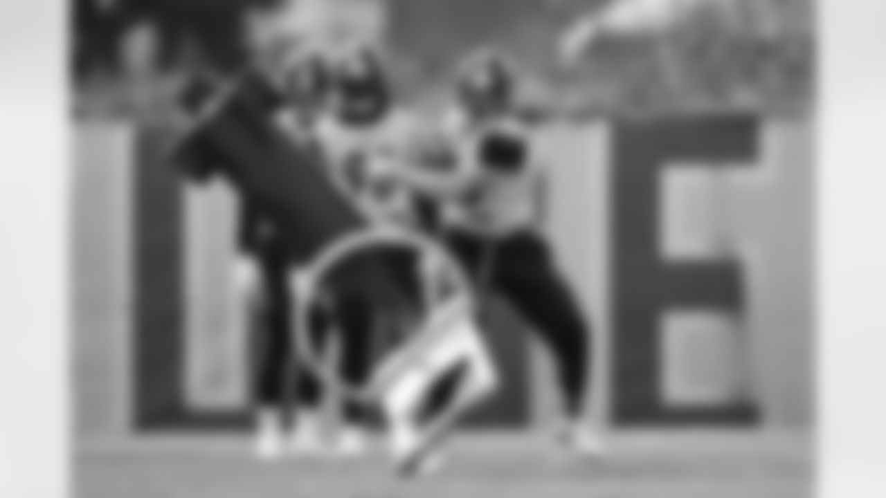 Pittsburgh Steelers linebacker Jack Sawyer (33) during practice at the UPMC Rooney Sports Complex preparing for a Week 10 matchup against the Los Angeles Chargers, Wednesday, Nov. 5, 2025 in Pittsburgh, PA. (Alysa Rubin / Pittsburgh Steelers)