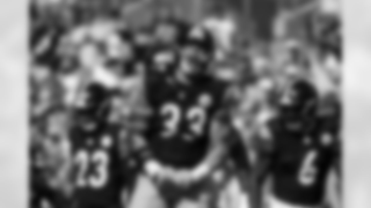 Pittsburgh Steelers linebacker Jack Sawyer (33) celebrates during a regular season game between the Pittsburgh Steelers and the Seattle Seahawks, Sunday, Sept. 14, 2025 in Pittsburgh, PA. The Seahawks beat the Steelers 31-17. (Taylor Ollason / Pittsburgh Steelers)