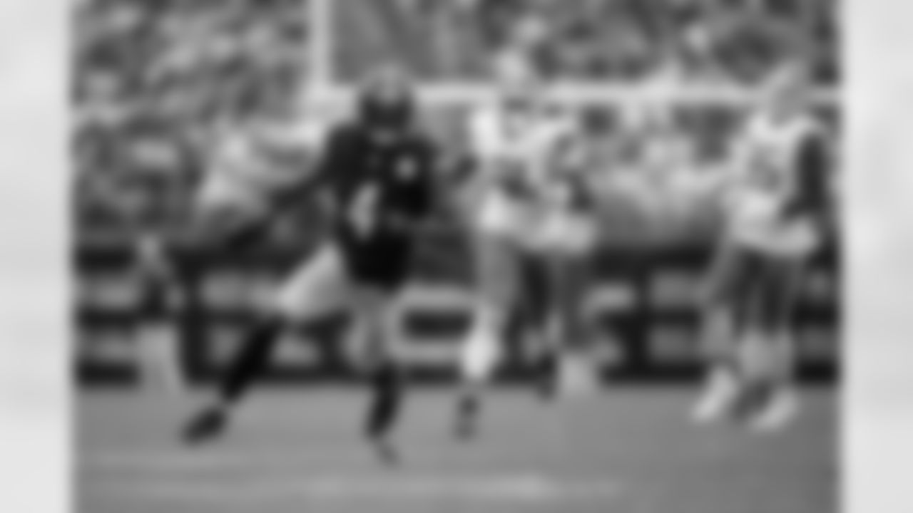 Pittsburgh Steelers wide receiver DK Metcalf (4) runs the ball during a regular season game against the Cleveland Browns, Sunday, Oct. 12, 2025 in Pittsburgh, PA. The Steelers defeated the Browns 23-9. (Alysa Rubin/ Pittsburgh Steelers)