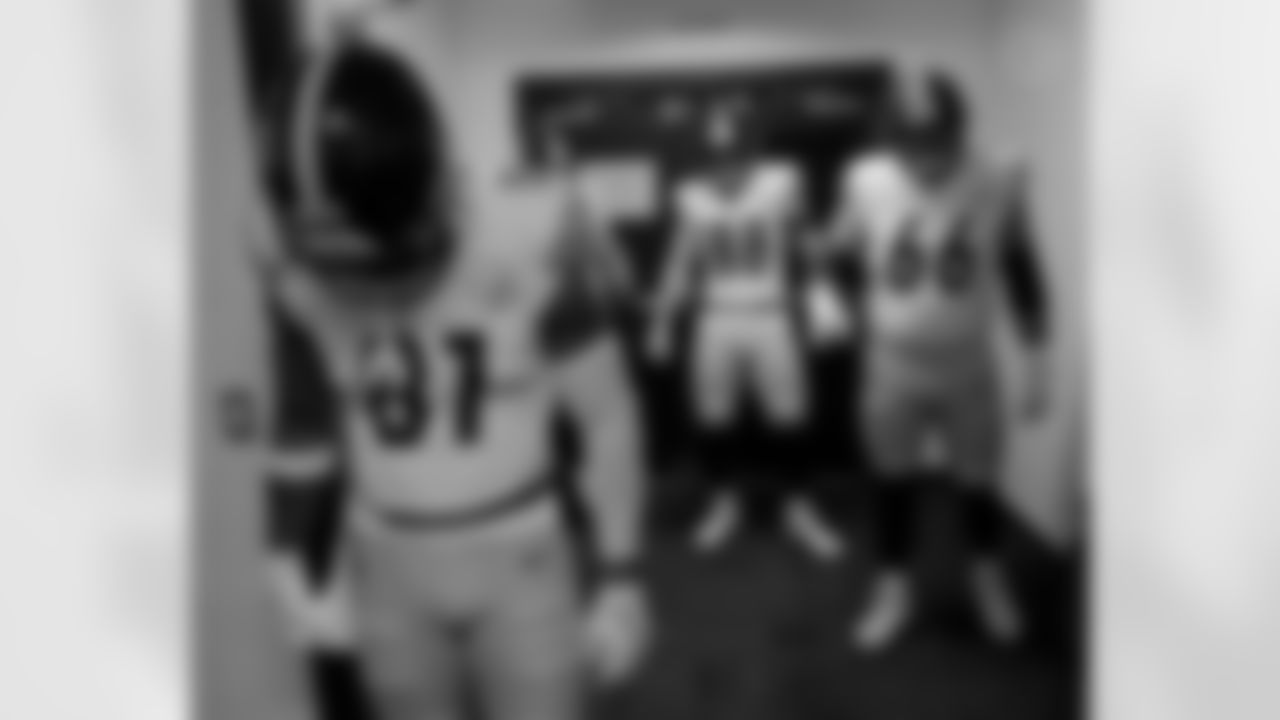 Pittsburgh Steelers tight end Pat Freiermuth (88), Pittsburgh Steelers guard Mason McCormick (66), and Pittsburgh Steelers tight end Jonnu Smith (81) prior to a regular season game between the Pittsburgh Steelers and the Baltimore Ravens, Sunday, Dec. 7, 2025 in Baltimore, MD. The Steelers defeated the Ravens 27-22. (Karl Roser / Pittsburgh Steelers)