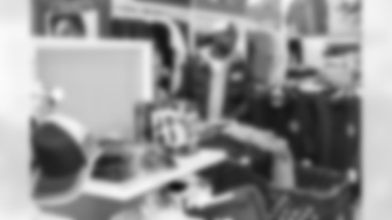 Pittsburgh Steelers long snapper Christian Kuntz (46),takes families on a holiday shopping trip on Friday, Dec. 5, 2025 in Pittsburgh, PA. ( Josh Veon / Pittsburgh Steelers)