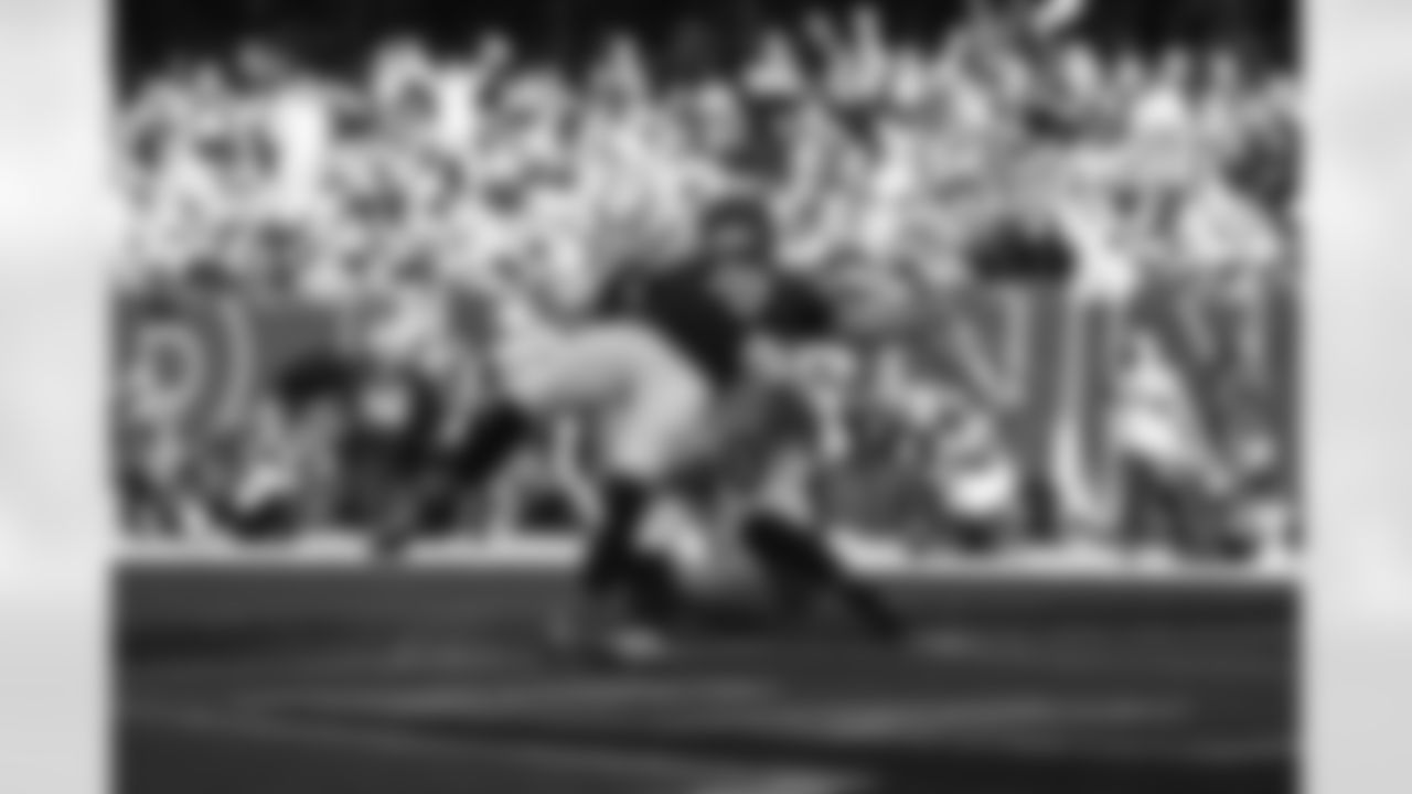 Pittsburgh Steelers linebacker T.J. Watt (90) during a regular season game between the Pittsburgh Steelers and the Chicago Bears, Sunday, Nov. 23, 2025 in Chicago, IL. (Alysa Rubin / Pittsburgh Steelers)