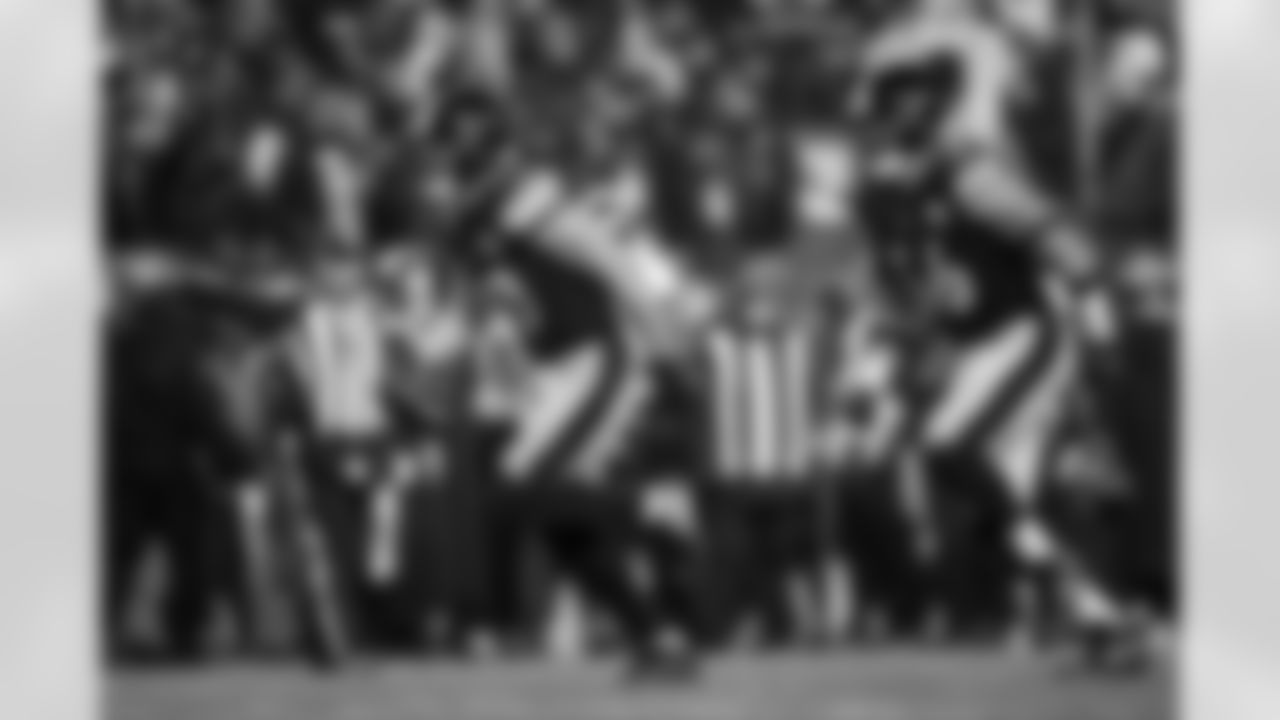 Pittsburgh Steelers linebacker T.J. Watt (90) celebrates a crucial play during a regular season game against the Baltimore Ravens, Sunday, Jan. 4, 2026 in Pittsburgh, PA. The Steelers defeated the Ravens 26-24. (Alysa Rubin / Pittsburgh Steelers)