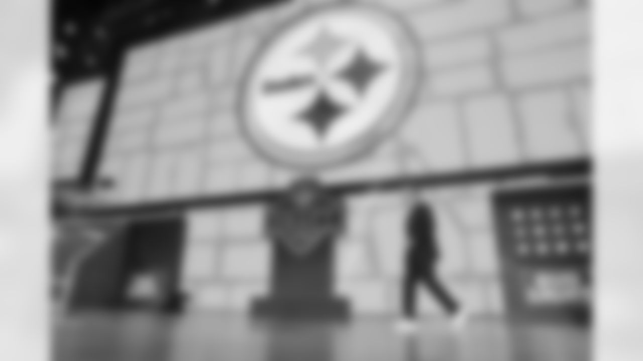 Commissioner Roger Goodell walks on stage during the 2025 NFL Draft on Thursday, April 24, 2025 in Green Bay, Wisconsin. (Perry Knotts/NFL)